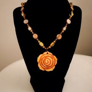 Vintage Natural Shell Flower Pendant Necklace with Shell and Glass Beads